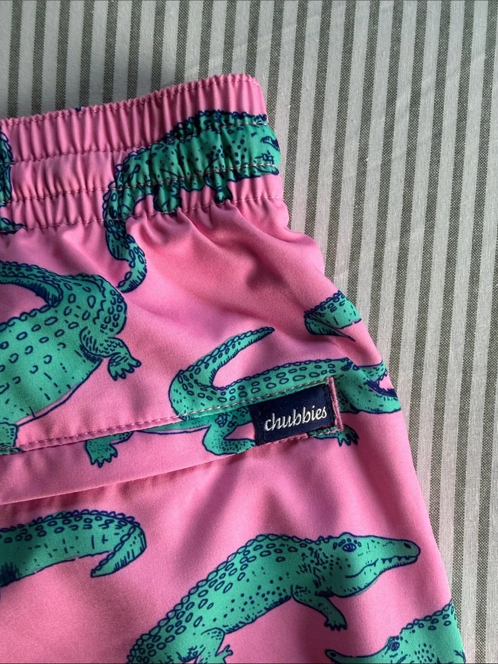 chubbies Men’s Medium Pink Swim Trunks with Green Alligator Print 5.5” inseam